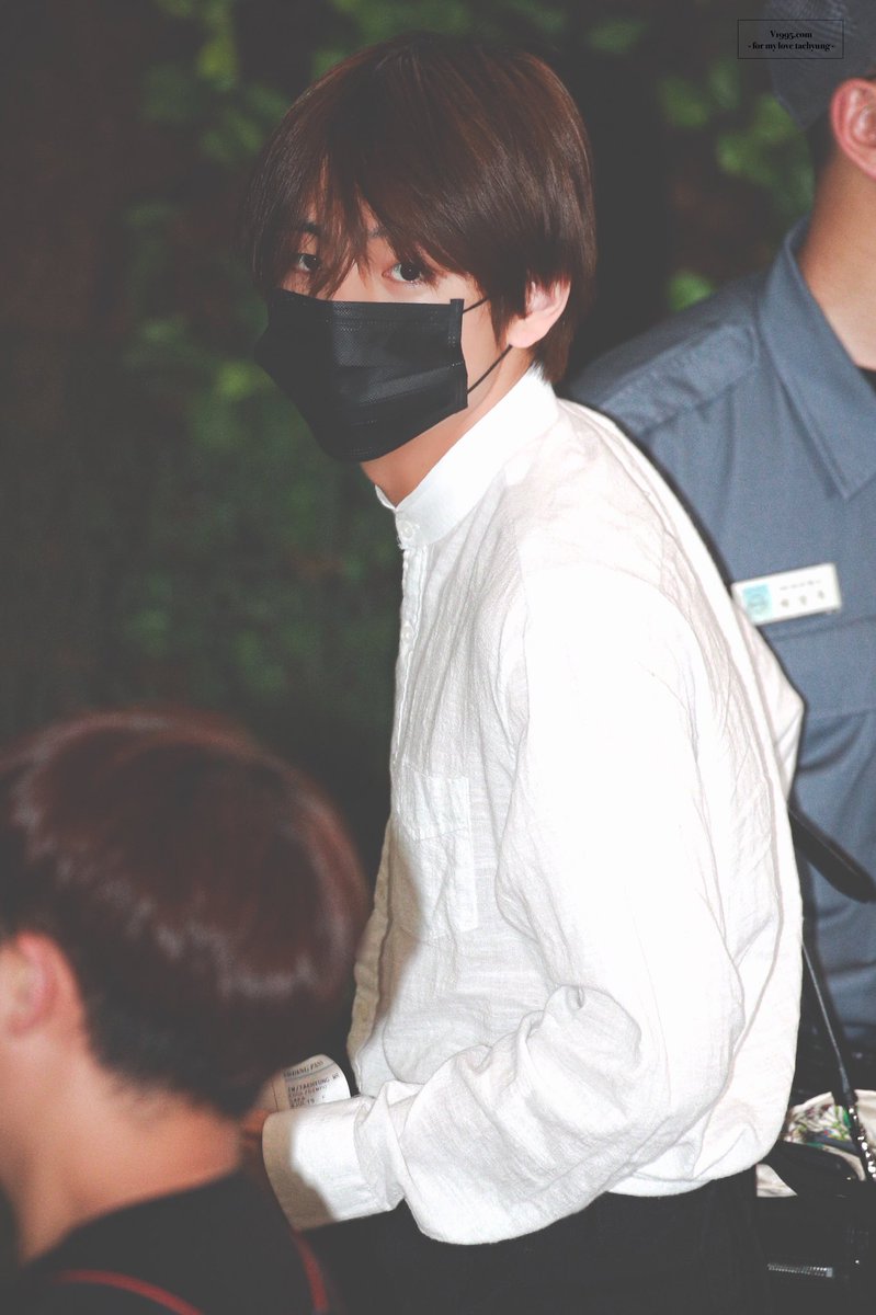 V1995com's tweet photo. 【HD】190704 GMP 출국 

#방탄소년단 #BTS⁠ ⁠ #뷔 #V #김태형 #태형 #taehyung 

@BTS_twt https://t.co/CsH4hR82jm