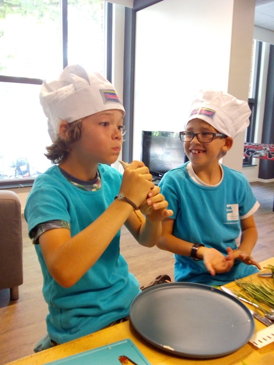 Pesto, geitenkaasrolletjes, zeekraalpoffertjes en kruidenpannenkoeken… Kinderen van BSO Totempaal doken met een echte chef-kok de keuken in en gingen aan de slag met het bereiden van verschillende duurzame hapjes. Lees meer op onze site --> ow.ly/T57650uTuhm