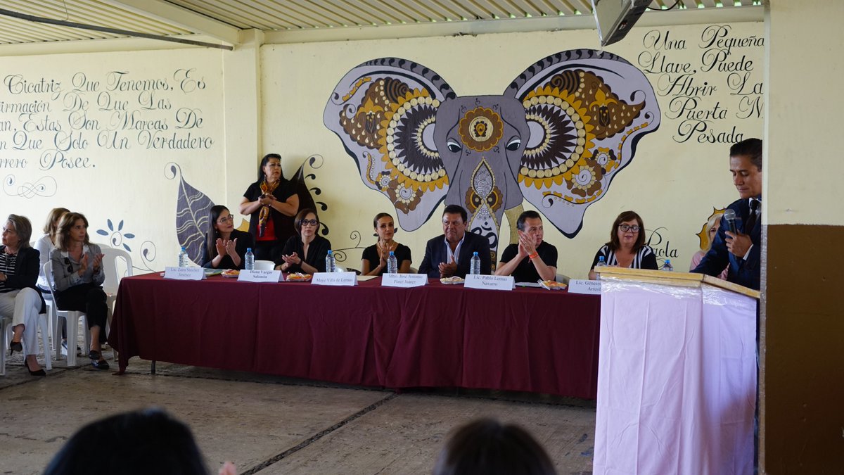 DIF_Zapopan's tweet photo. La Presidenta de DIF Zapopan, Maye Villa y la Directora General de este  Sistema, la maestra Diana Vargas, estuvieron presentes en el evento de  entrega de reconocimientos de mujeres de la Comisaria de Reinserción Femenil en Puente Grande quienes... (1/2) https://t.co/BR3D9Tomhf