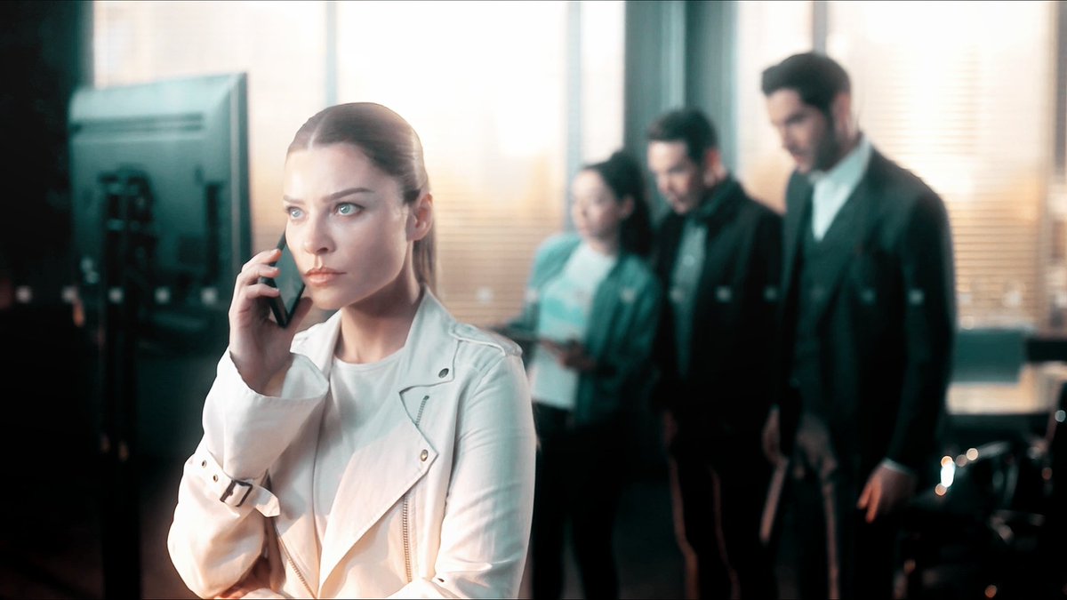 this bit was kinda adorb how they all were trying to listen what she's talking about #Lucifer (3x21)