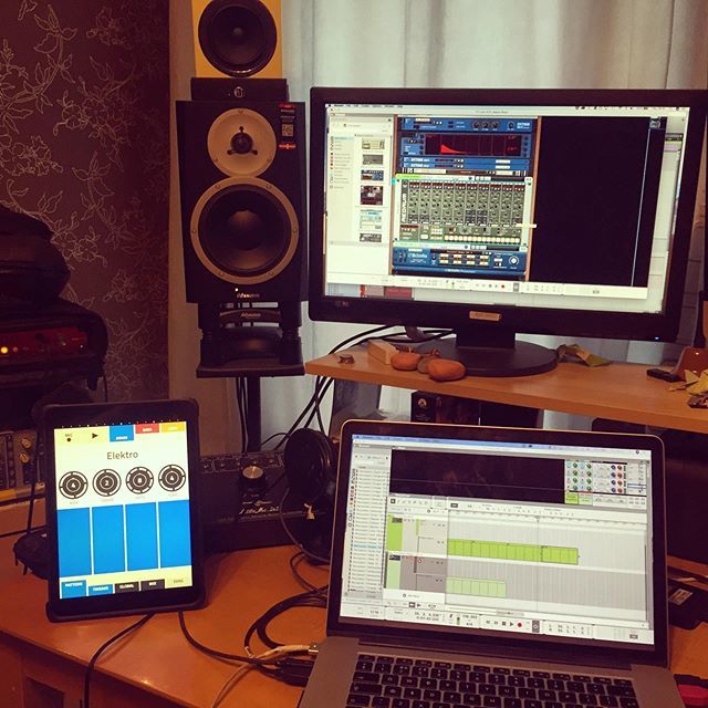 TheRobbMurphy's tweet photo. Some weird noises coming from the studio as I rediscover Reason 10, it was used all over the 1st album, beats galore !! 🤘
#singersongwriter #reason10 #dowhatyoulove #bigboystoys #recordingstudio #musicproducer #protools #dynaudio #vintagemaker #focu… https://t.co/lL9NK5c3uA https://t.co/VW0N3emJEA