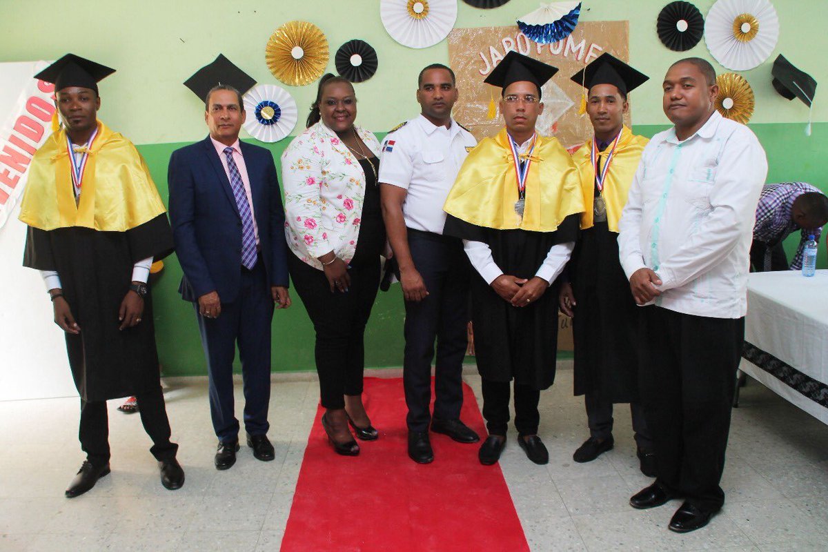 VENCIENDO OBSTÁCULOS es el nombre de la promoción de graduandos del CENTRO DE CORRECCIÓN Y REHABILITACIÓN (CCR-15) en Cucama, los cuales  nos sentimos orgullosos de apadrinar. El hombre puede caer, más es importante darle la oportunidad de renacer y rehacer sus vidas