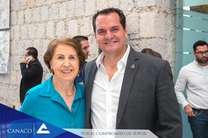 CanacoDurango's tweet image. Arrancó el rodaje de la película Mexzombies, producida por Francisco González Compeán y dirigida por Chava Cartas. @TurismoDurango, respaldado por el @gobdgo, ofrecieron una rueda de prensa donde la pruductora agradecieron, las facilidades que Durango para rodar ellargometraje.