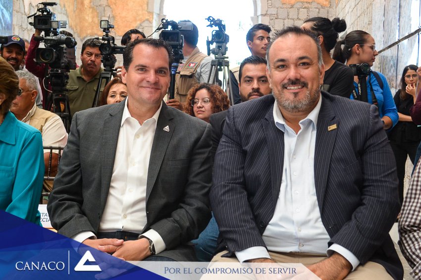 CanacoDurango's tweet image. Arrancó el rodaje de la película Mexzombies, producida por Francisco González Compeán y dirigida por Chava Cartas. @TurismoDurango, respaldado por el @gobdgo, ofrecieron una rueda de prensa donde la pruductora agradecieron, las facilidades que Durango para rodar ellargometraje.