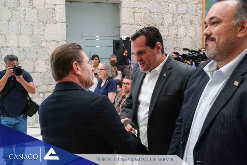 CanacoDurango's tweet image. Arrancó el rodaje de la película Mexzombies, producida por Francisco González Compeán y dirigida por Chava Cartas. @TurismoDurango, respaldado por el @gobdgo, ofrecieron una rueda de prensa donde la pruductora agradecieron, las facilidades que Durango para rodar ellargometraje.