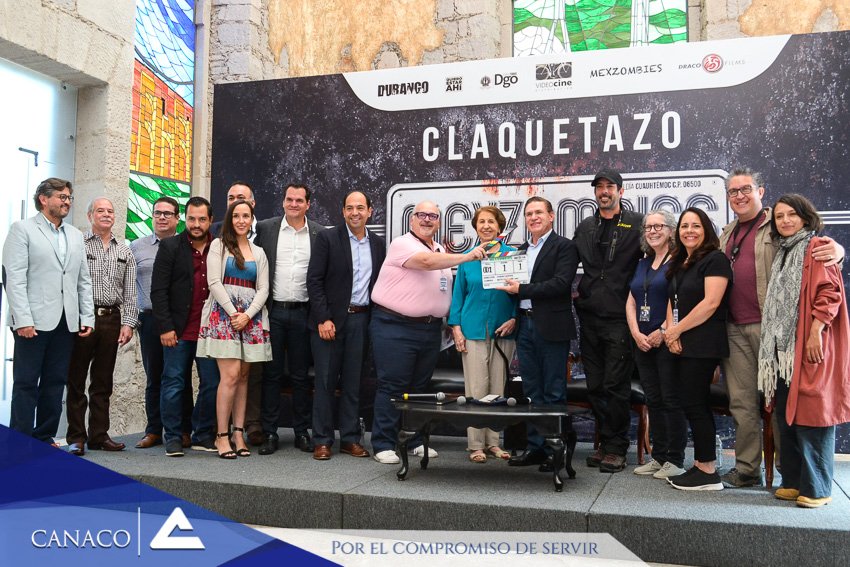 CanacoDurango's tweet image. Arrancó el rodaje de la película Mexzombies, producida por Francisco González Compeán y dirigida por Chava Cartas. @TurismoDurango, respaldado por el @gobdgo, ofrecieron una rueda de prensa donde la pruductora agradecieron, las facilidades que Durango para rodar ellargometraje.