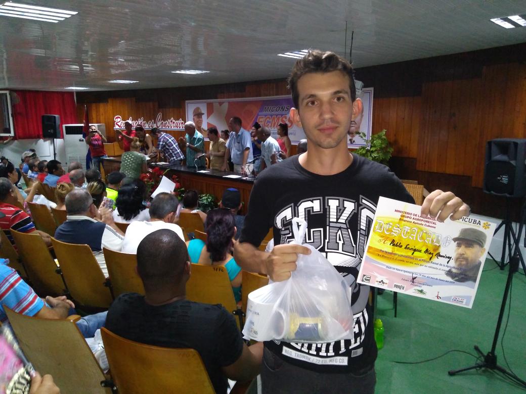 LagoDunia's tweet photo. 3 jovenes de la @UCLVCU ,3er año de informatica, vinculados en su practica laboral a la UEB Apícola de VC, participan en Fórum Nacional de APICULTURA,Pablo en representación,Doris y Luis muchas FELICIDADES por los resultados. https://t.co/49orfrXlgJ