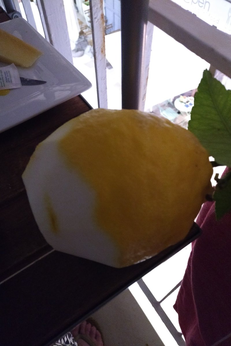 AnneInVino's tweet image. The miracle of flavour and scent that is citrus: unwaxed Amalfi lemon - we enjoyed its thinly cut rind with tomatoes, peppers, salami... heavenly #Italy #miniholiday
