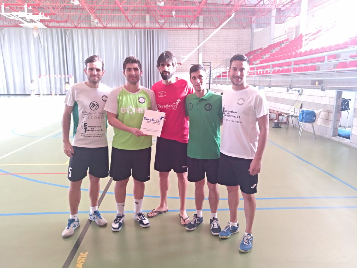 También estuvieron ayer nuestros amigos del <a href="/JerezFutsal/">JEREZ FUTSAL</a> Estuvieron dando una charla a nuestros niñ<a href="/s/">『S』</a> y después estuvieron entrenando con ellos.
Muchas gracias al club y especialmente a los que nos acompañaron durante toda la tarde