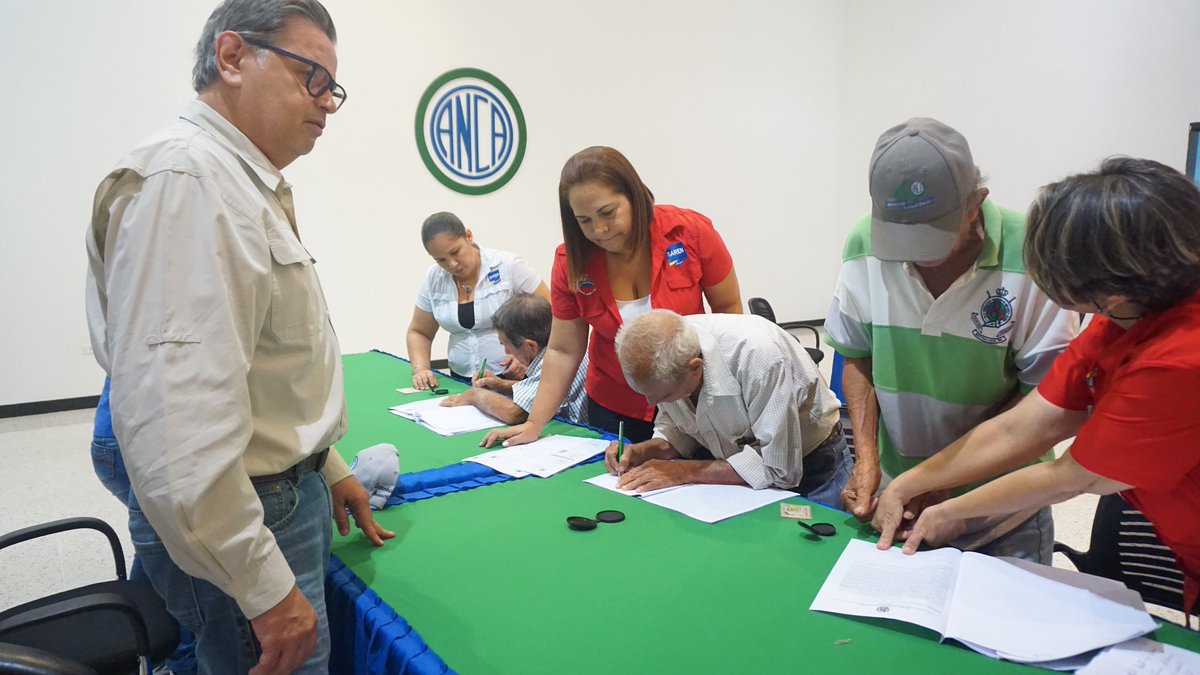 AncaDigital's tweet image. 🙌COMPPROMISO🙌

Esta es una palabra que define a toda la familia ANCA y hoy se ratificó con la firma de los contratos de financiamiento correspondiente al ciclo invierno 2019.
instagram.com/p/Bzga5JVgtXM/…

#ANCA #CosechandoBienestar #CicloInvierno #4Jul #Compromiso #Venezuela