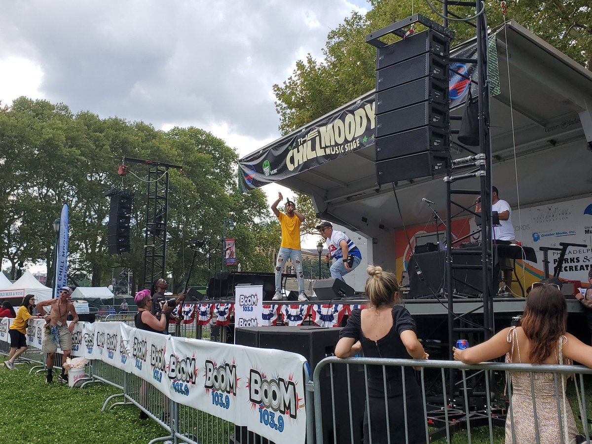 It's been a #n͓̽i͓̽c͓̽e͓̽ day on the parkway so far! 

Ft. 
RUBBER (<a href="/rubbermusic/">Rubber</a>)
Alexander Charles (<a href="/alxndrchrls/">alexander charles</a>)
The Bul Bey (@thebulBEY)

Music goes till 7pm, stop by!