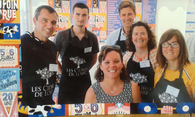 CidresdeLoire's tweet photo. [Inauguration] Belle inauguration pour les @CidresdeLoire sur le festival @AuFoinDeLaRue ! Nous sommes heureux 🤗😘 https://t.co/LkUvu6r2CH