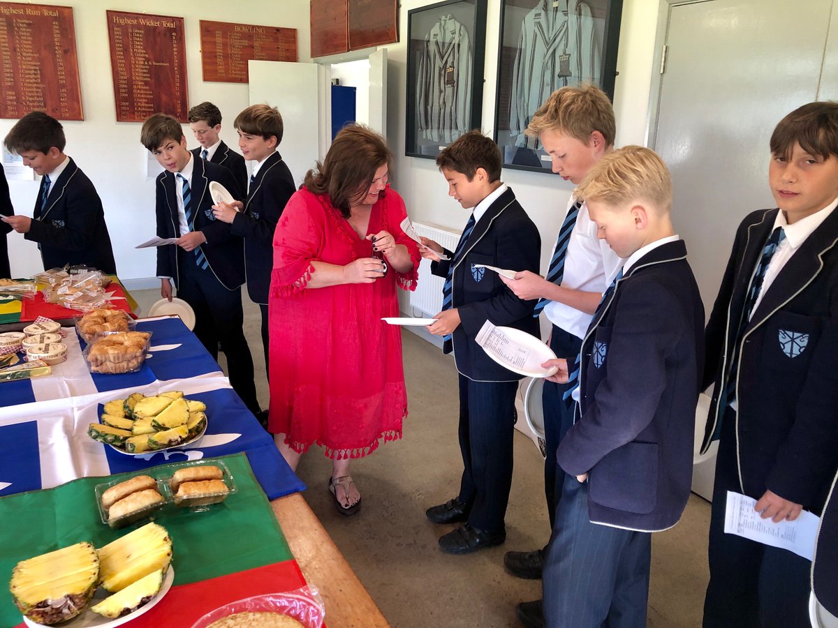 L3 pupils enjoyed a French Breakfast using the target language to order the food. Superbe! 'Bonjour, je voudrais...'🥖🥐🍌