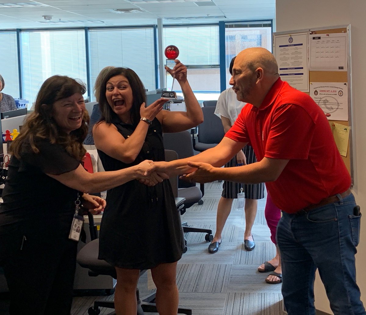 TPS_Records's tweet image. Today @TorontoPolice Sgt. Puterbaugh (@COP1553) presented our unit with a thank you on behalf of the @youthgames2019 Draft an Athlete program! The unit raised over $3,700 in order to support the Athletes, well done! Special thanks to Angela who spearheaded the fundraising at RMS.