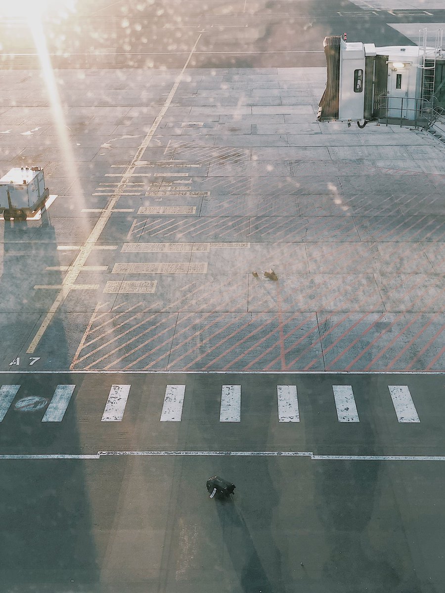 Sorry to the person whose luggage got left behind on the tarmac at #CapeTownInternationalAirport
🙄🙄🙄