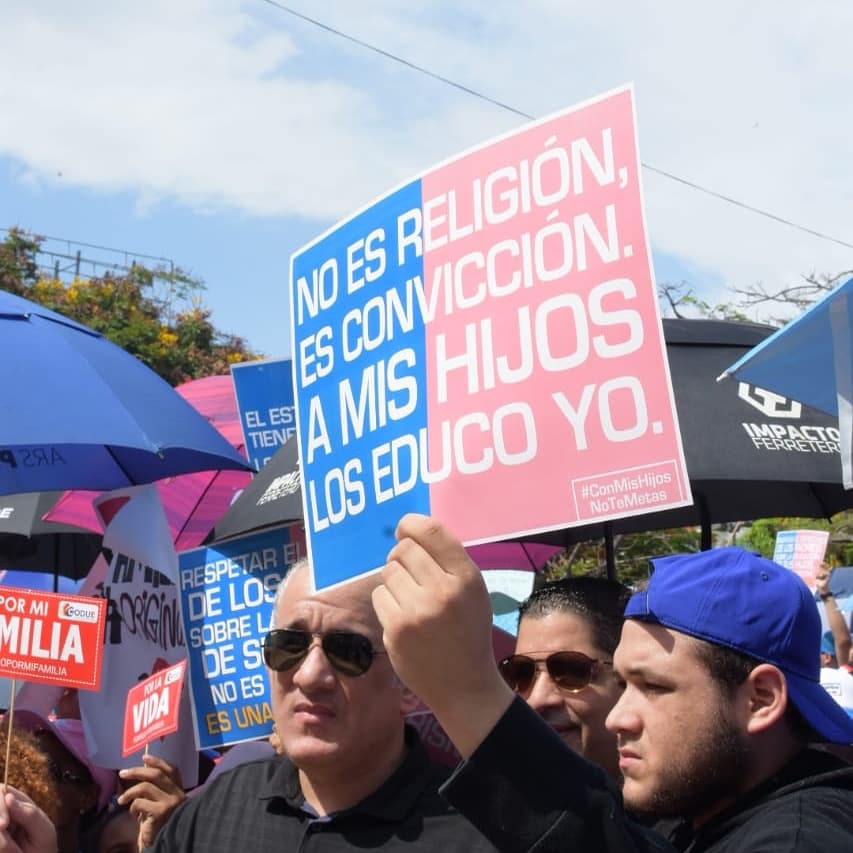 AcCristianaRD's tweet photo. La educación Dominicana se fundamenta en los valores cristianos, éticos, patrióticos participativos y democráticos, en la perspectiva de amortizar las necesidades colectivas con las individuales. #ConMisHijosNoTeMetasRD 
#ConMisHijosNoTeMetas https://t.co/h9Ivye9Lhz