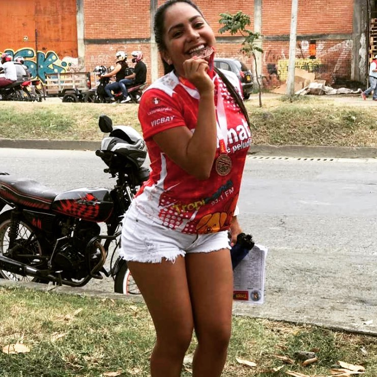 Vicbaysas's tweet photo. La hermosa Karen Chamorro con su espectacular camiseta de la #Tropicamina confeccionada por @vicbaysas. VICBAY Hecho en mi casa - #Cali - #Colombia Orgullosamente Colombiano https://t.co/LPbm0cbUzG