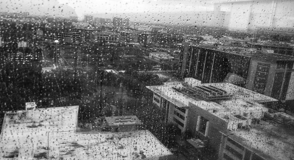 rprsan's tweet image. nature's beauty fm concrete beasts #drizzle #rain #glasswindow #siruseri #office #viewfromtop #mobilephotography #perspective  #blackandwhitephotography