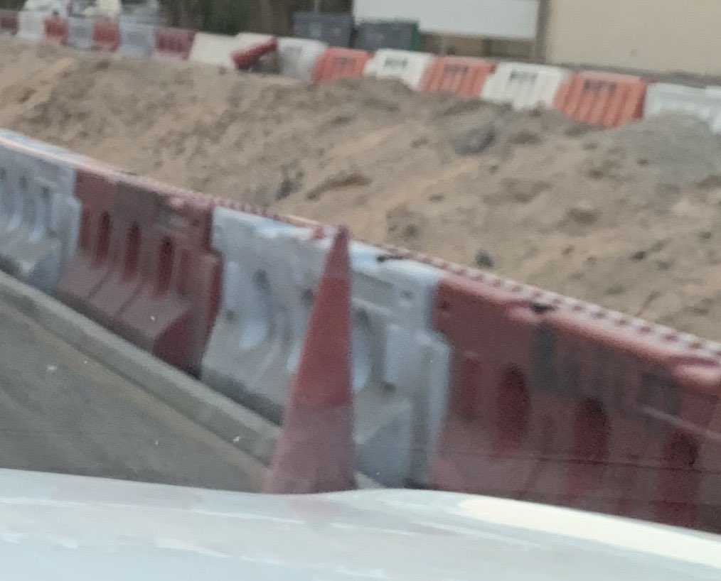 ماذا يفعلون أو ماذا يريدون !!! هل يعقل هذه مدينة الشيخ زايد الله يرحمه !!! هل حقآهذه المدينة الهادئه أين التخطيط أين العقل أو شركات تتنافس ؟؟ هل هذه العين مدينة الزهور المدينة الخضراء ؟؟؟ أين تذهب تجد هذا الشي الأبيض والأحمر بدل الأخضر هل يعقل 💜نعم للتطور ولكن ليس في نفس الوقت !