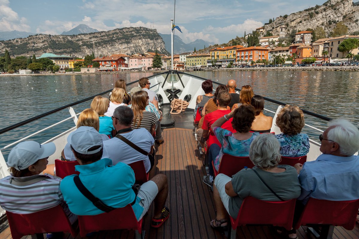 THE BEST OF DOLOMITES STORIES #41
"Navigate tranquilli con il battello assieme ad altri turisti. Con in testa un cappellino colorato scivolate sul pelo dell’acqua godendovi un bel pomeriggio di sole..."
Per rileggere la storia: bit.ly/2LFdqRk
Storia per @GardaTrentino