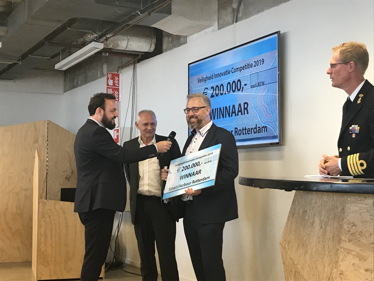 WoW! Winnaar Veiligheid #Innovatie Competitie 2019 bekend! 
<a href="/EmbeddedAcousti/">Embedded Acoustics</a>
 kan met stickers voorzien van slimme sensoren op containers de veiligheid in de haven Rotterdam nog meer vergroten. Jury over idee: “direct toepasbaar idee, wat ook snel praktische problemen oplost.”