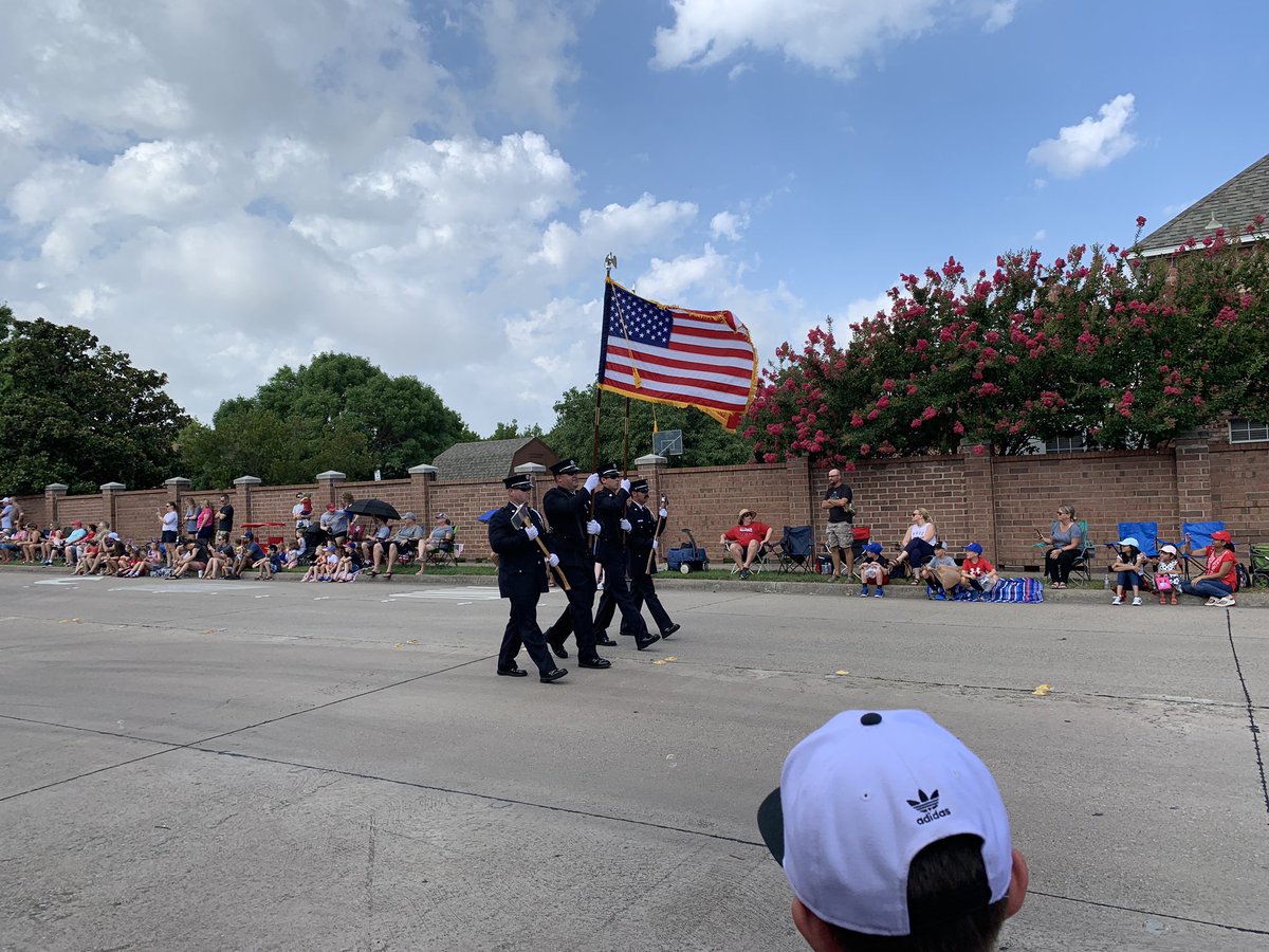 jbraafladt's tweet photo. Happy 4th of July! 🇺🇸🇺🇸 Had fun watching Hayden march in his first 4th parade #mkbsummerselfie #MKBMavs https://t.co/SJpAhPXc30