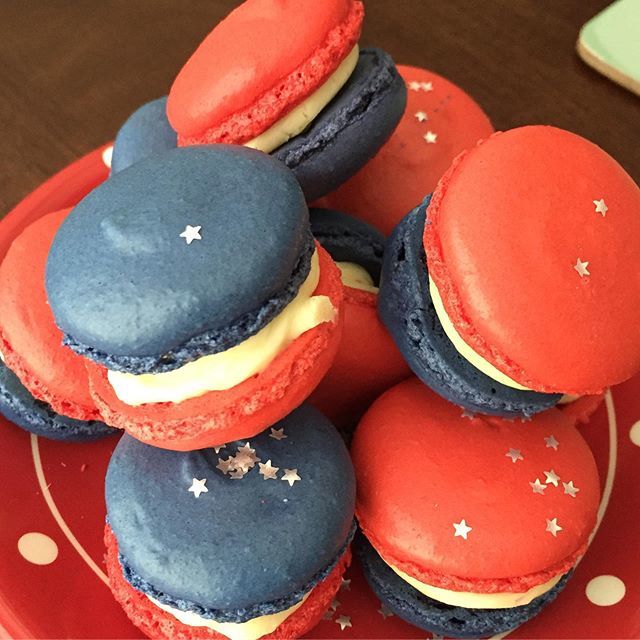 hungryadventur's tweet photo. .: M A C A R O N S :. Happy 4th of July! 🇺🇸
.
.
.
#hungryadventurer
#macarons
#dessert
#merica
#happy4thofjuly https://t.co/hx2JGsynDw https://t.co/co9zeka2tq