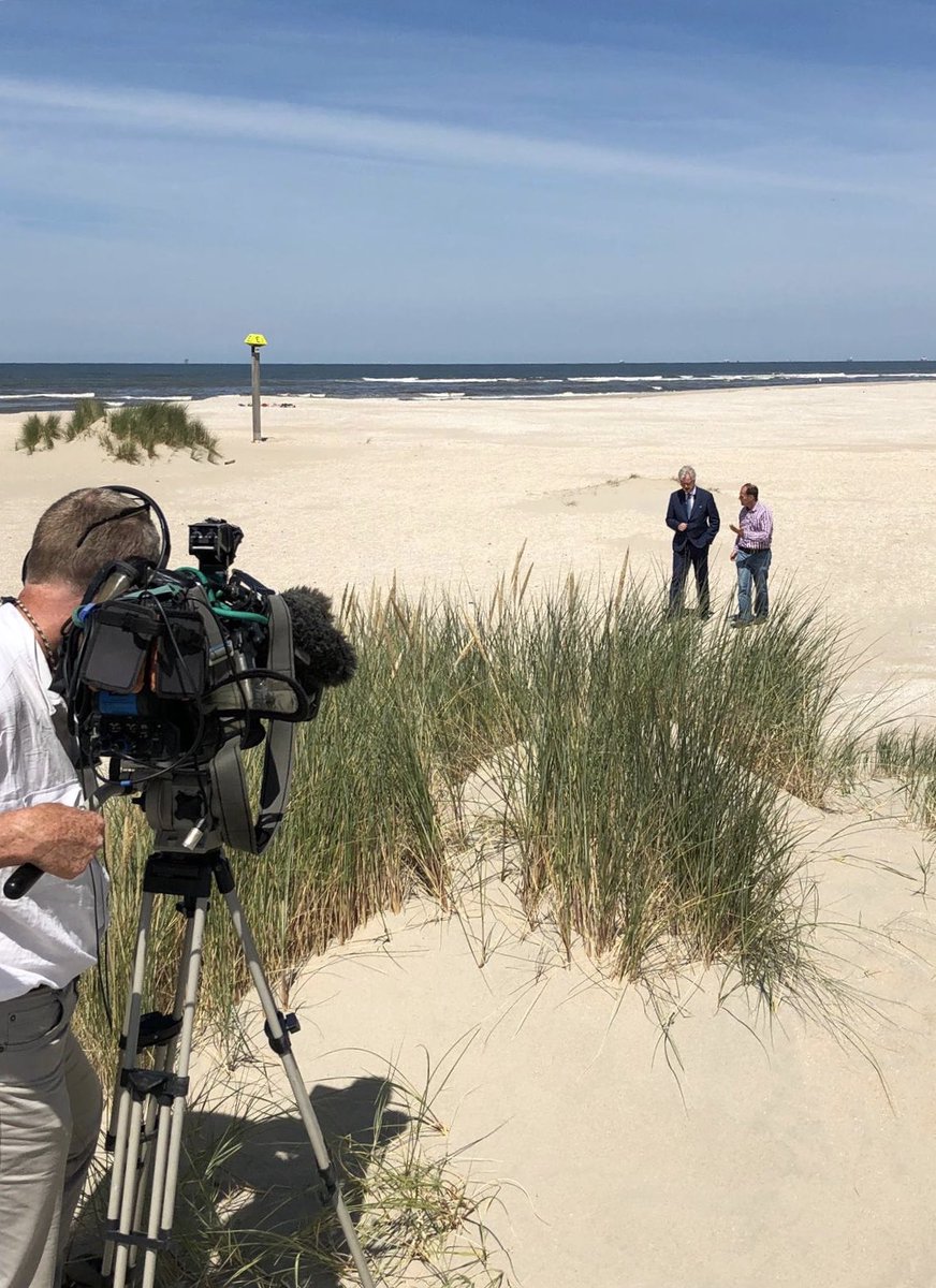 BBC doet programma over “Building with nature” en <a href="/deltaprogramma/">Deltaprogramma</a>. Op de #Zandmotor bij Kijkduin.