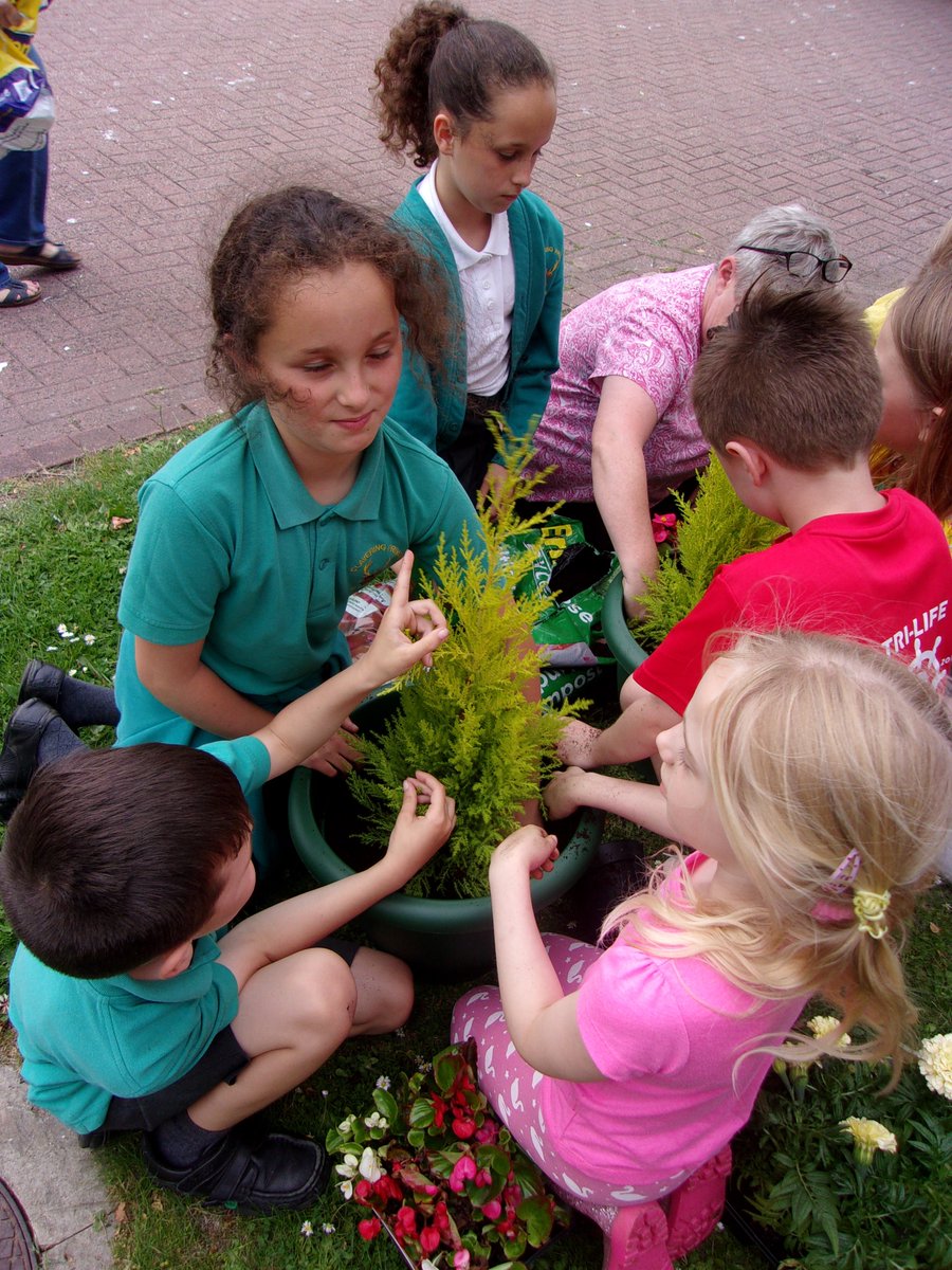 ClaveringTS27's tweet photo. #5JB Thank you to all of our gardening club for helping Bamburg Court to bloom! https://t.co/UAbDVkYRKH