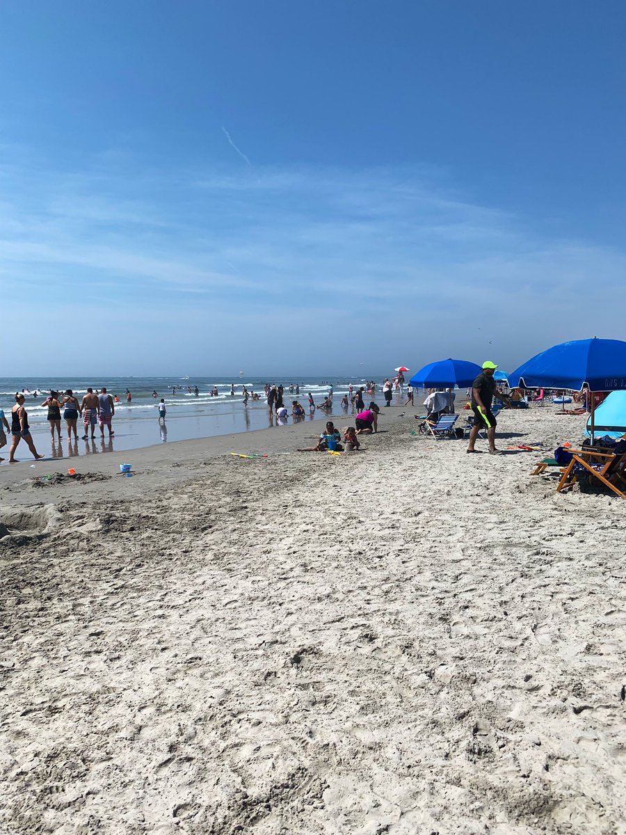 RealityBreakLit's tweet image. We’re reading submissions from under a breach umbrella. Don’t be too jealous...you’re welcome to join us!

Happy #4thofJuly to our writers based in the US!