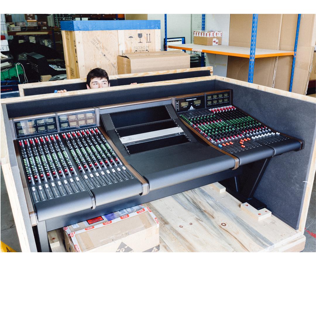 FunkyJunk_paris's tweet photo. C'est peut-être un peu vide en ce moment, mais avec un peu de peinture fraîche, un nouveau plancher et bientôt la fantastique équipe de Sound Zero Acoustics qui installera un traitement acoustique sur mesure, nous sommes très excités par notre salle de démonstration no.2. https://t.co/GZjJmnEUXo