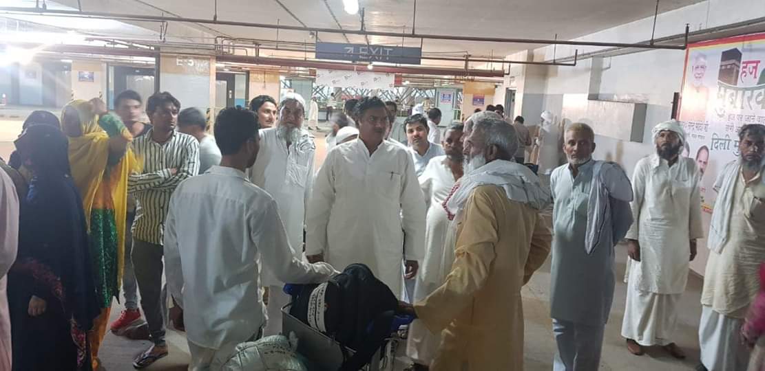 ChZakirMewat's tweet photo. अपने परिवार के साथ लगातार इंदिरा गांधी अंतर्राष्ट्रीय एयरपोर्ट टर्मिनल-3 व हज कैंप पर हाजियों को रवाना करने के लिए उनकी खिदमत में मौजूद हूँ। लगातार के हाजियों की फ्लाईट्स को पाक़ हज के लिए रवाना कर रहा हूँ। उनको किसी भी तरह की कोई परेशानी ना हो लगातार उनकी खिदमत में हाजिर हूँ। https://t.co/PVZEAiXvAC