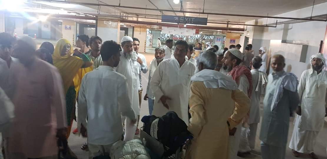ChZakirMewat's tweet photo. अपने परिवार के साथ लगातार इंदिरा गांधी अंतर्राष्ट्रीय एयरपोर्ट टर्मिनल-3 व हज कैंप पर हाजियों को रवाना करने के लिए उनकी खिदमत में मौजूद हूँ। लगातार के हाजियों की फ्लाईट्स को पाक़ हज के लिए रवाना कर रहा हूँ। उनको किसी भी तरह की कोई परेशानी ना हो लगातार उनकी खिदमत में हाजिर हूँ। https://t.co/PVZEAiXvAC