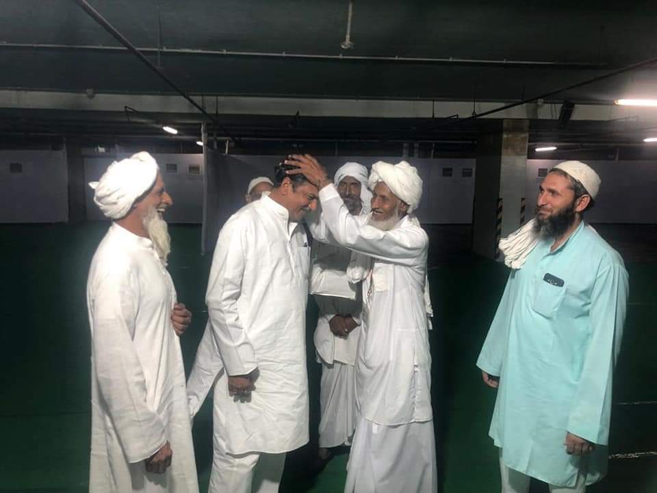 ChZakirMewat's tweet photo. अपने परिवार के साथ लगातार इंदिरा गांधी अंतर्राष्ट्रीय एयरपोर्ट टर्मिनल-3 व हज कैंप पर हाजियों को रवाना करने के लिए उनकी खिदमत में मौजूद हूँ। लगातार के हाजियों की फ्लाईट्स को पाक़ हज के लिए रवाना कर रहा हूँ। उनको किसी भी तरह की कोई परेशानी ना हो लगातार उनकी खिदमत में हाजिर हूँ। https://t.co/PVZEAiXvAC