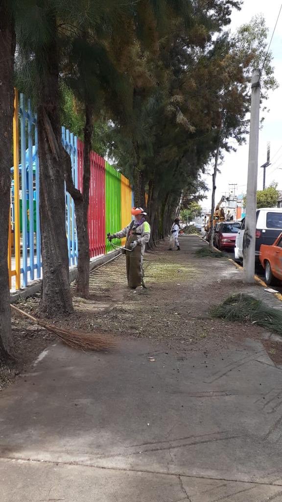 #BuenJueves 🔅 Estamos en las inmediaciones del Módulo de Seguridad y Participacion Ciudadana de la colonia Malinche, cuidando y rescatando nuestros espacios recreativos con poda de pasto, retiro de brote y residuos sólidos.