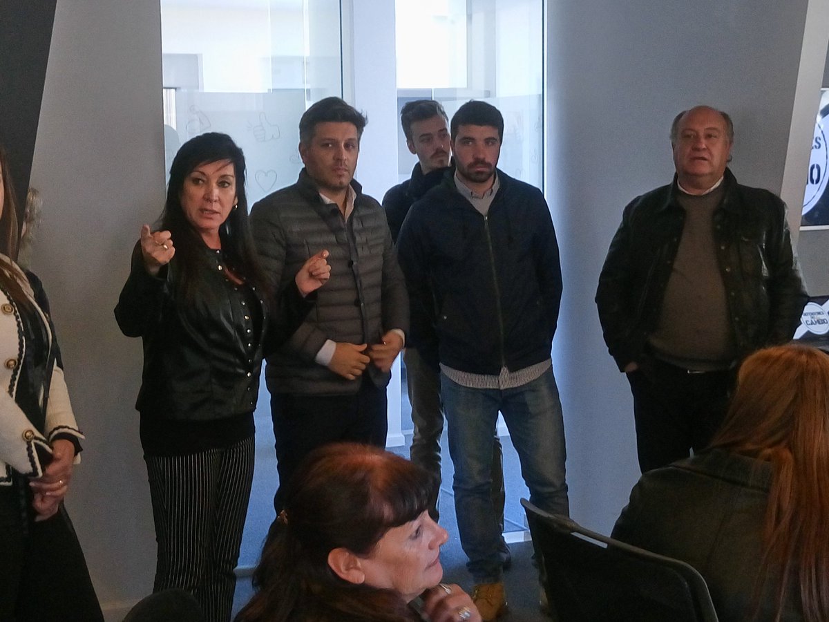 laurmachado's tweet photo. En la sede del @proargentina junto a los intendentes y Jefes Comunales de #CoMuPRO, que fueron recibidos por @franquintana, @moralesfederico y también recibieron una charla informativa de campaña. #DefensoresDelCambio https://t.co/v4VLc6XWat