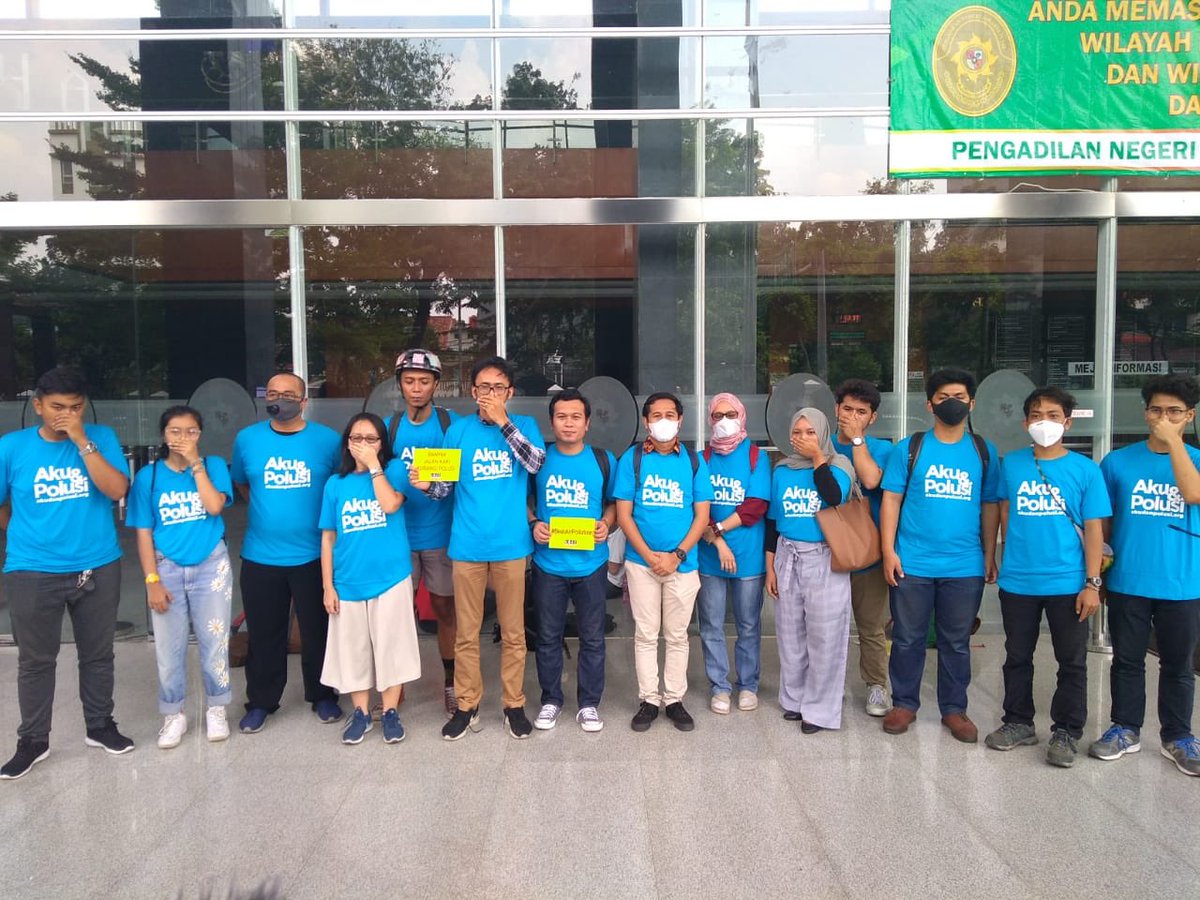 Sejumlah warga dan aktivis gugat Presiden <a href="/jokowi/">Joko Widodo</a> &amp; para pembantunya untuk upayakan #udarabersih di Jakarta. 

Menghirup udara tercemar racun sejak dini dapat mempengaruhi tumbuh kembang &amp; otak anak. #BersihkanIndonesia 

<a href="/SitiNurbayaLHK/">Siti Nurbaya Bakar</a> <a href="/aniesbaswedan/">Anies Rasyid Baswedan</a> 
m.antaranews.com/berita/941244/…