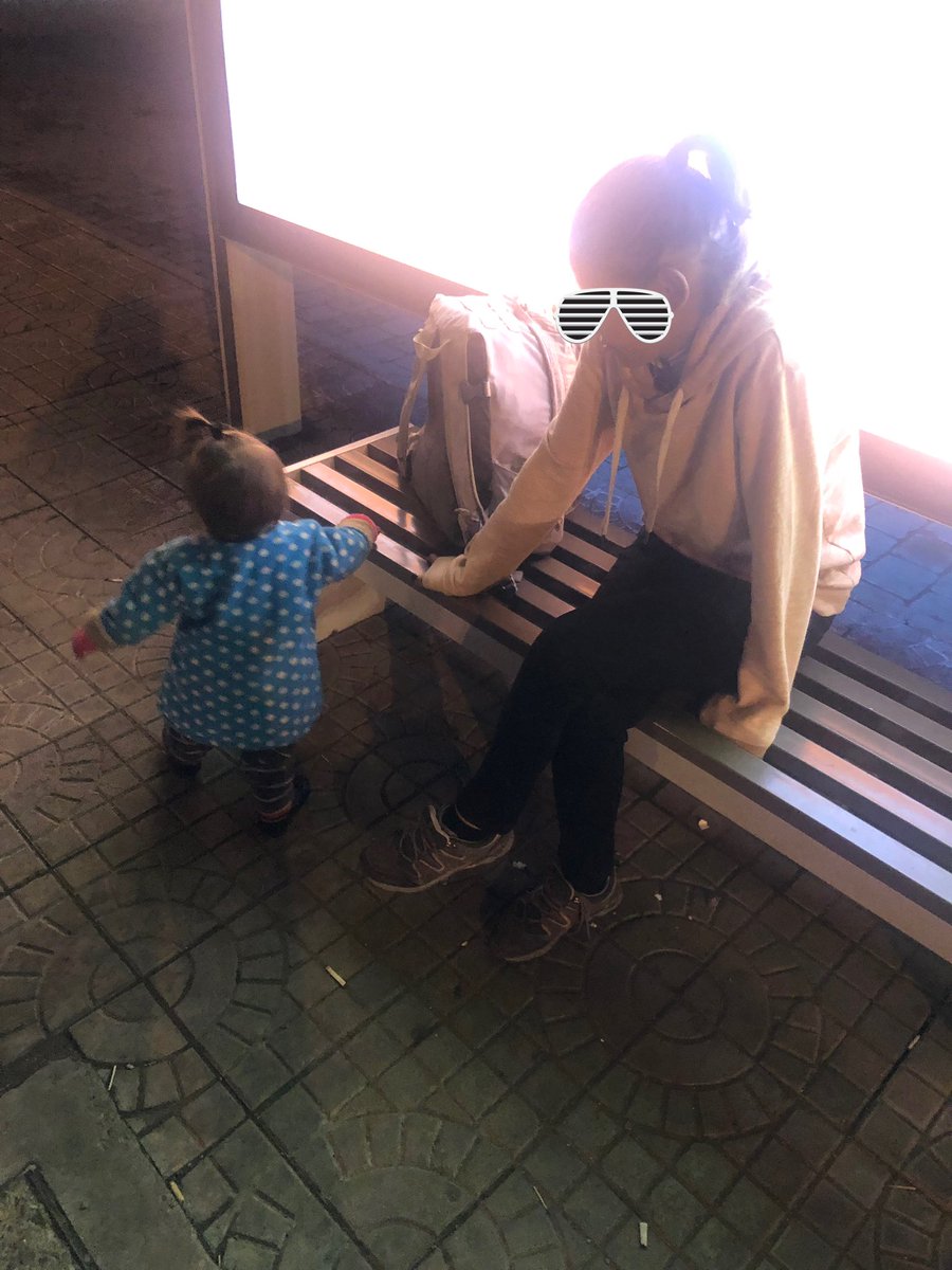 Lhamaas's tweet photo. Такси барих гээд зам дагуу алхаж яваад ийм өрөвдөлтэй 2 той тааралдлаа 😢
Налайхад амьдардаг гэнэ, очих газар бхгүй гэнэ, хадмууддаа "хөөгдсөн" гэнэ...
Байгаа мөнгөө өглөө.., 102 т утасдаж цагдаад мэдэгдлээ, цагдаа одоо шалгаж байна 😢 https://t.co/EDFty05fHl