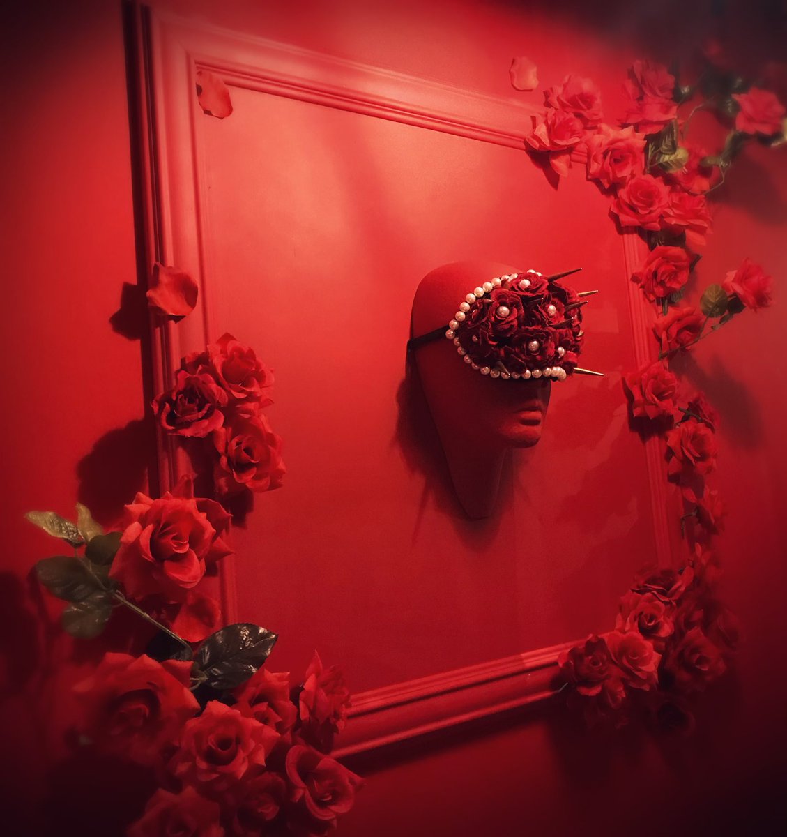 mayogotoh's tweet photo. 会場の壁に飾られた素敵なマスク…🥀🥀

ウタさんだって、
これを見たらウットリ❤️するはず✨

マスク作家✨Moondust  @ms_moondust
様の作品！

 薔薇と相まってとても神秘的でした✨✨
会場で作家様とお話しできて…それも嬉しかった❤️

#喰種レストラン 
#グールレストラン 
#東京喰種S #東京グール https://t.co/cgFwfualxv