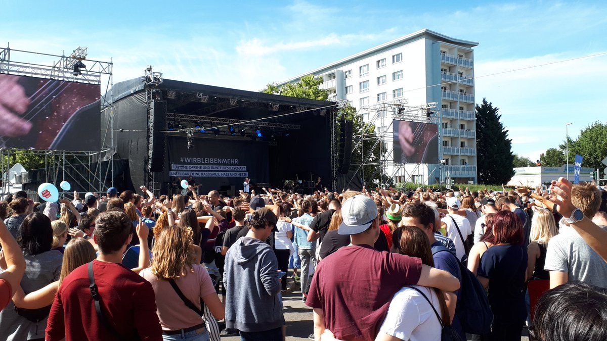 Hailtothebeat's tweet photo. Wunderschöne Dinge passieren gerade in Chemnitz! NEIN zu Rassismus, Hass und Hetze. Von Herzen JA für eine bunte Gesellschaft. #wirbleibenmehr https://t.co/nWOBcMrXFj