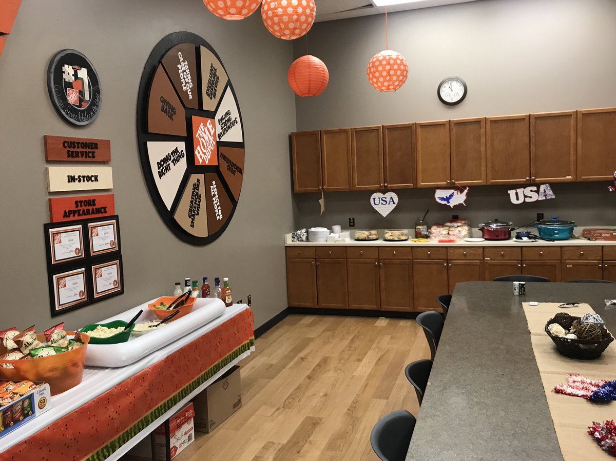 #3858 Rossford Celebrating America’s Birthday 🎁🇺🇸🎇 Everyone’s rocking out their Red, White &amp; Blue. And we are all eating good today! We’ve got pulled pork, Jimmy Johns, Beans, Potato Salad, Coleslaw, Tossed Salad, Chips, Cookies, Ice Cream, Popsicles, Pop and Water.