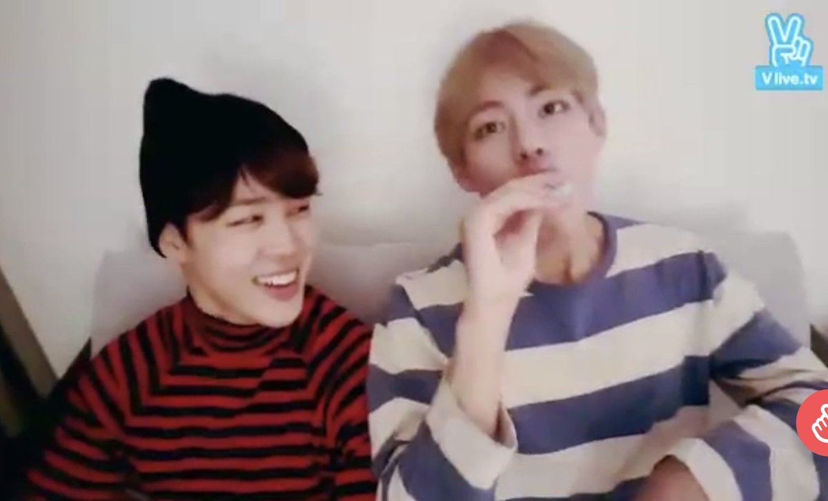 my_vmin's tweet photo. ครั้งนี้หลังจบคอนยุ่นคิดว่าจะมีวีมินมาวีไลฟ์ด้วยกันมะ เหมือนตอนคอนที่โกเบตอนนั้นแบบโมเม้นแรงมากที่ยุ่นมาไลฟ์ด้วยกันพอแทกินไอติมหมดก็ปิดไลฟ์ น่ารักกกมาก 
#vmin https://t.co/GOuEpQwjxL