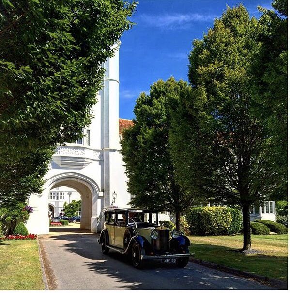 Danesfieldhouse's tweet photo. Always a pleasure to welcome @vintagedaysout1 Vintage Rolls Royce here! Transporting our special guests with @HackettLondon to @HenleyRegatta 
#rollsroyce #henley #henleyroyalregatta #vintage #jeremyhackett #menswear #regattahotel #vintagecar #luxuryhotel #danesfieldhouse https://t.co/m6N8DdWehP