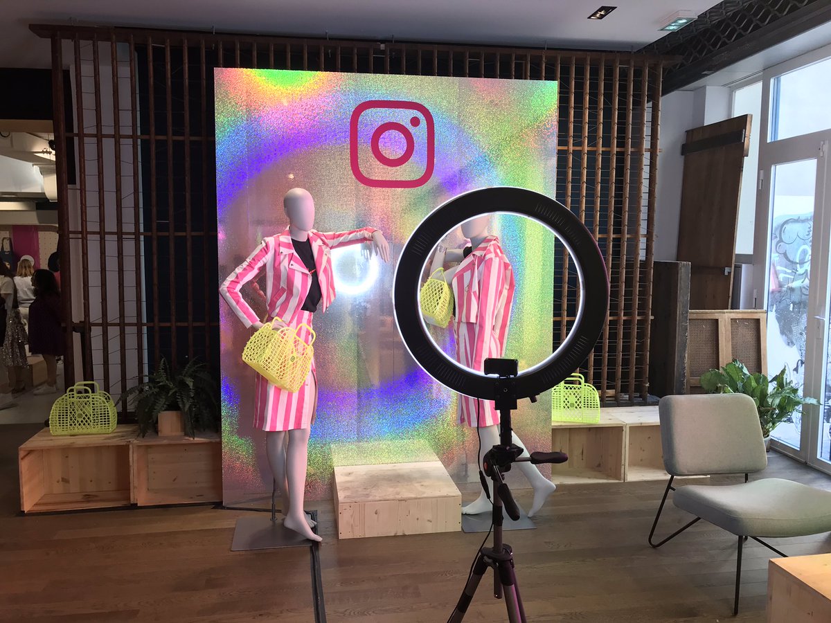 Visite du #popup <a href="/instagram/">Instagram</a> avec la mise en avant de sa fonctionnalité « #Shopping ». Plus que quelques heures pour le découvrir au 47 rue des Archives