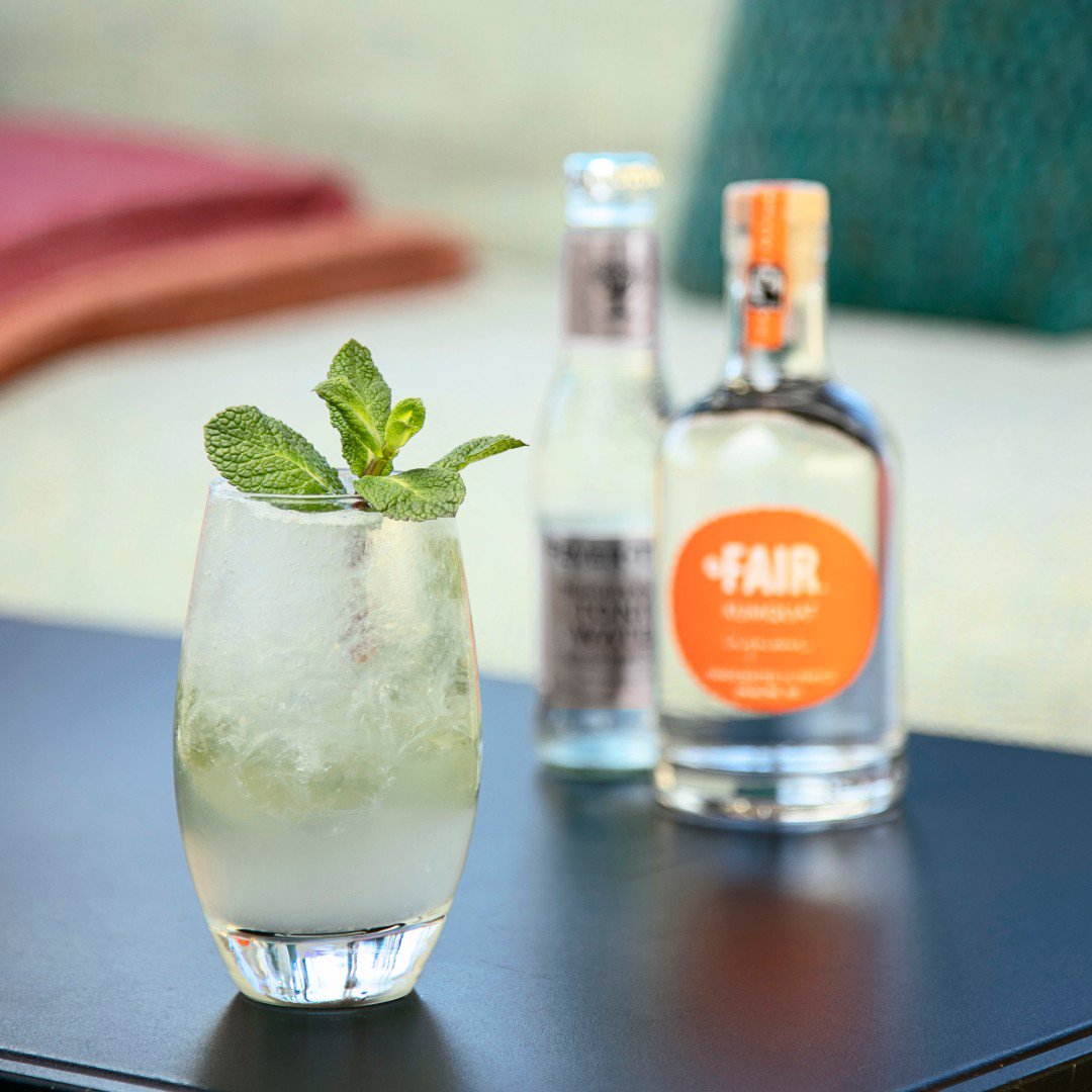 The #LowABV 🍹series continues with:
FARNIENTE
Crush 8 mint leaves directly in a rock glass, pour 20ml (1oz) of #FAIRKumquat 🍊, 20ml (1oz) of lime juice &amp; 10ml (0.5oz) of agave syrup. Stir, fill with crushed ice and top up with <a href="/FeverTreeMixers/">Fever-Tree Mixers</a> Soda Water 💦
