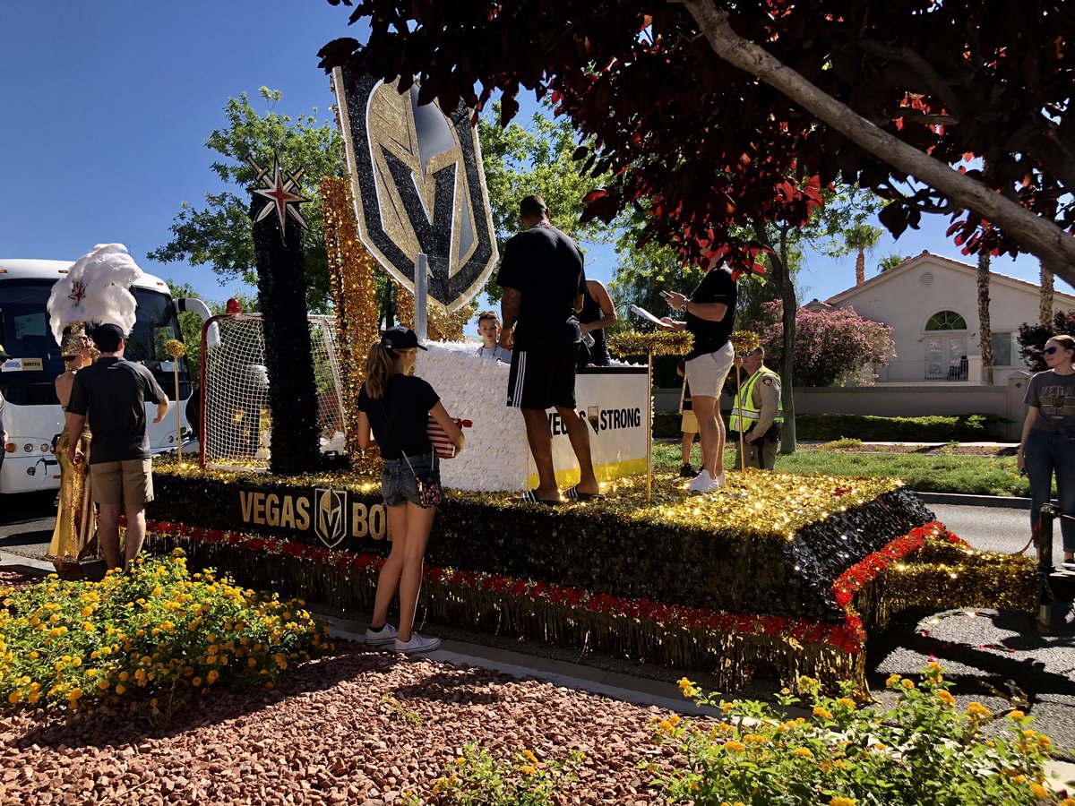 aliciapattillo's tweet image. Look who I spy 🏒 🙌🏾@GoldenKnights @reavo7five @KTNV @summerlinlv #ParadeVibes