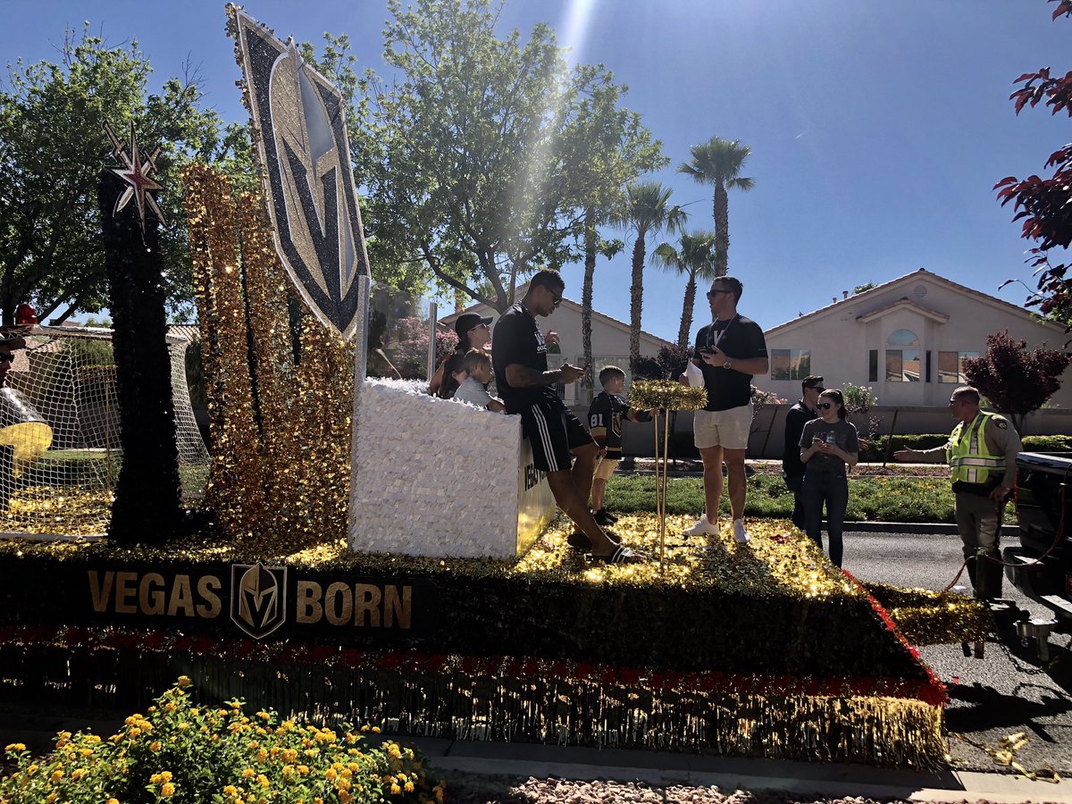aliciapattillo's tweet image. Look who I spy 🏒 🙌🏾@GoldenKnights @reavo7five @KTNV @summerlinlv #ParadeVibes