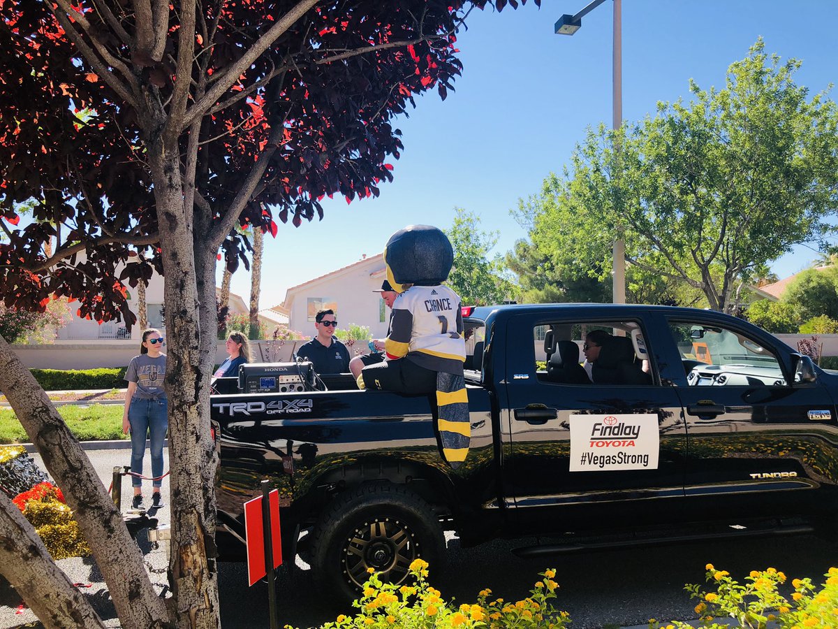 aliciapattillo's tweet image. Look who I spy 🏒 🙌🏾@GoldenKnights @reavo7five @KTNV @summerlinlv #ParadeVibes