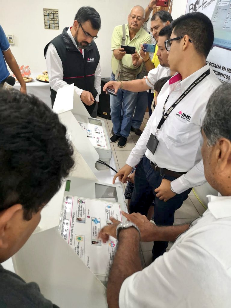INE_Chiapas's tweet photo. En la conferencia de prensa que se realizó en el #Distrito12Tapachula se hizo una demostración a los medios de comunicación sobre el uso de la #BoletaElectrónica, la cual
mediante la elaboración de una plantilla con un código se configura el equipo electrónico con la información https://t.co/oOecsTYYC1