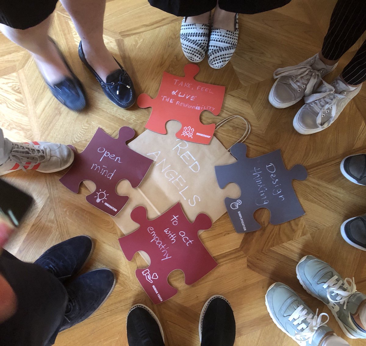 Mc_Lanne's tweet photo. #GCC2019 Après midi dédiée à l’évolution de notre #culture : ateliers autour des attitudes 🦁: #responsabilité, #innovation, #Simplification #HumanTouch : #MakeItHappen 😀 ! https://t.co/NTtmqfEiA0